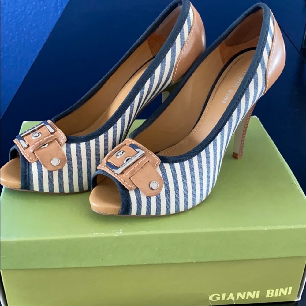 Gianni Bini Boulevard Navy/White heels size 9.5